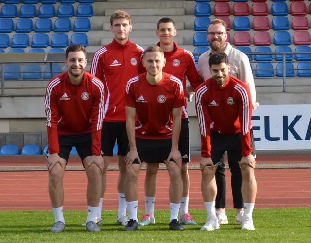 Verträge verlängert: oben v.l.: Finn Stromberg, Ole Tillmann, Sportdirektor Christian Schlösser, unten v.l.: Maik Marquardt, Jonas Rücker und Claudio Heider. Foto: SV 09