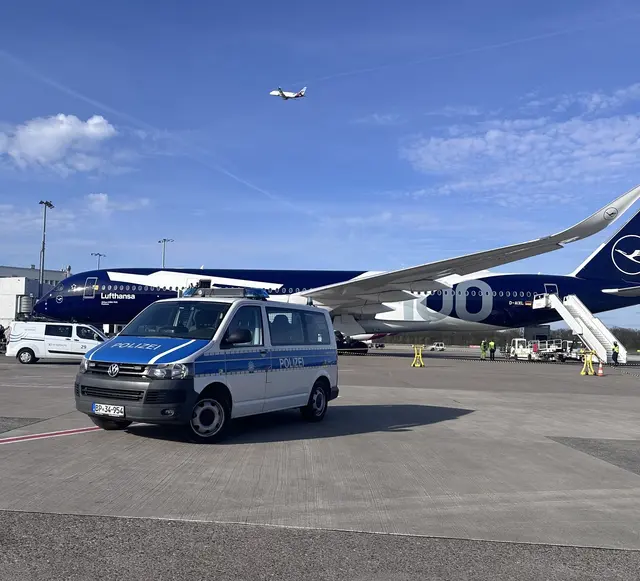 Die Bundespolizei im Einsatz auf dem Rollfeld am Flughafen Köln/Bonn. | Foto: Bundespolizei