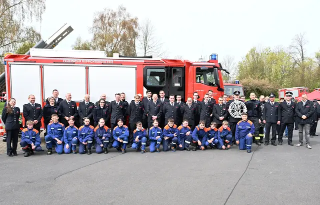 Immer ein besonderer Tag für alle Feuerwehrleute: die Übergabe eines neuen Feuerwehrfahrzeuges.  | Foto: Foto: Steimel