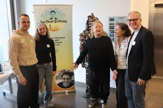 HA Schult (Mitte) mit der Familie Jochim. Der bekannte Künstler unterstützt die Luis Paulo Stiftung. | Foto: Foto Luis Paulo Stiftung