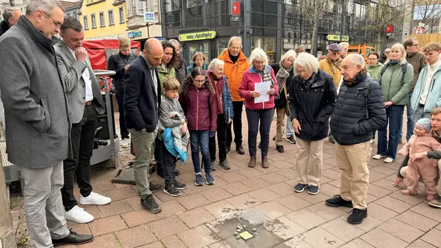 Bei der Verlegung des Stolpersteins für Selma Oestreicher (von links): Bürgermeister Stefan Rosemann, sein Stellvertreter Oliver Schmidt, der Initiator der Aktion, Alex Michaels, mit seiner Frau, seinen Kindern und Eltern. | Foto: Kreisstadt Siegburg