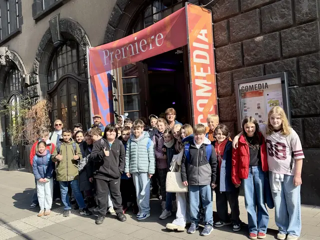 Foto: Schülerinnen und Schüler der Gesamtschule Rösrath vor dem Comedia Theater