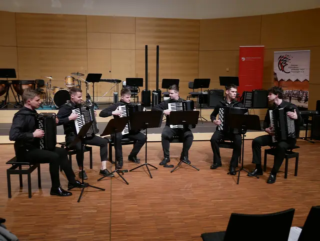 Das neu formierte Sextett Hexabellows des Hohner-Konservatoriums Trossingen beim Montagskonzert.  | Foto: Anita Brandtstäter 