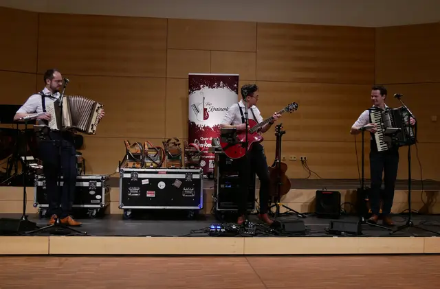 Abschlusskonzert mit dem Trio Krainerlogie: Alex Weisbecker, Fabian Plank und Dominik Focks.  | Foto: Anita Brandtstäter 
