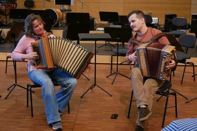 Ein Duo aus dem Kurs "Steirische Harmonika": Eine Teilnehmende spielte im Duo mit dem Dozenten Jakob Steinkellner einen volkstümlichen Walzer.  | Foto: Anita Brandtstäter