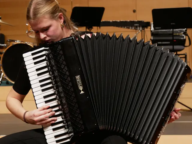 Solistin Juliana Kraus mit Werken von Scarlatti und Oleksiv - beim Mintagskonzert des Hohner-Konservatoriums Trossingen.  | Foto: Anita Brandtstäter 