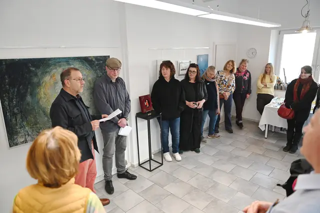 In den Atelierräumen der Künstlerin Dasha Riezanova stellte Alwin Müller, der Vorsitzende des Eitorfer Heimatvereins, die Erstausgabe der „HEIMArT-Geschichten“ vor. Mit dabei war auch der Autor der „Ungeheuerlichen Geschichte“, Veit Beck (2.v.l.). | Foto: Foto: Herkenrath