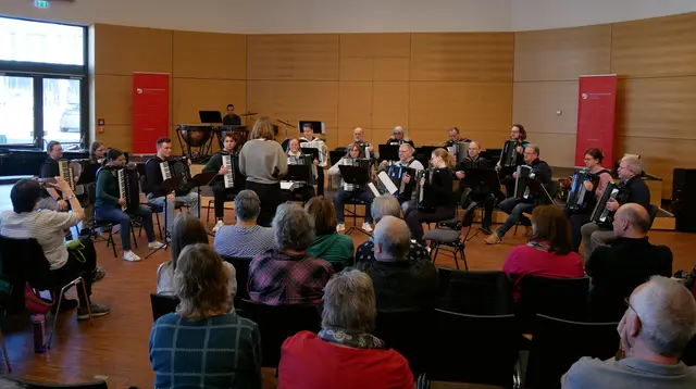 Der Lehrgang für Dirigierende von Silke D'Inka ist eine Erfolggeschichte: Hier dirigiert eine Anfängerin das Teilnehmenden-Orchester.  | Foto: Anita Brandtstäter 