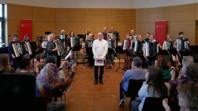 Das Orchester des Lehrgangs 1 von Lionel Chapuis bei der Abschlusspräsentation am Gründonnerstag im Konzertsaal. 
Viel Applaus für die erarbeiteten Interpretationen ganz unterschiedlicher Werke.  | Foto: Martin Schultheiß