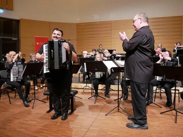 Gefeierter Solist des Gemeinschaftsorchesters aus dem Seminarorchester des Hohner-Konservatoriums und dem Hohner-Akkordeonorhcester 1927 Trossingen e.V. unter Johannes Baumann: Michael Ziegler.  | Foto: Foto: Anita Brandtstäter