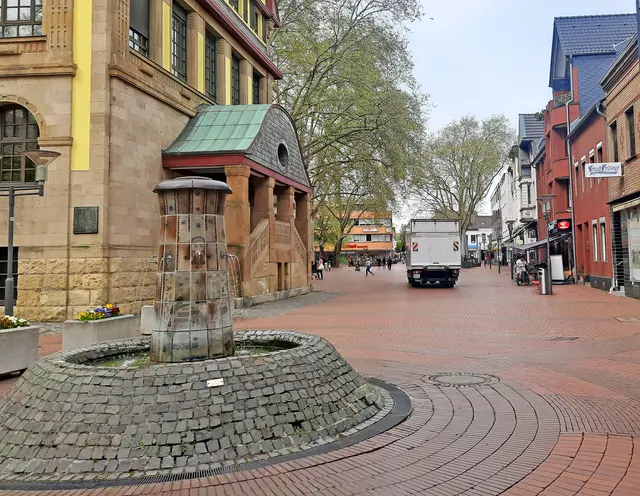 Erwischt! Dieser Transporter fuhr am Mittwoch, 15. April, 15.30 Uhr, von der Franz-Hennes-Straße über die Antoniterstraße - am Rathaus vorbei - über die Fußgängerzone auf die Keimesstraße, ohne irgendwo anzuhalten, um etwas anzuliefern oder abzuholen. Nur für ein Auto, welches die Fußgängerzone in Richtung Dr.-Tusch-Straße befuhr musste er kurz abbremsen.   | Foto: Lars Kindermann