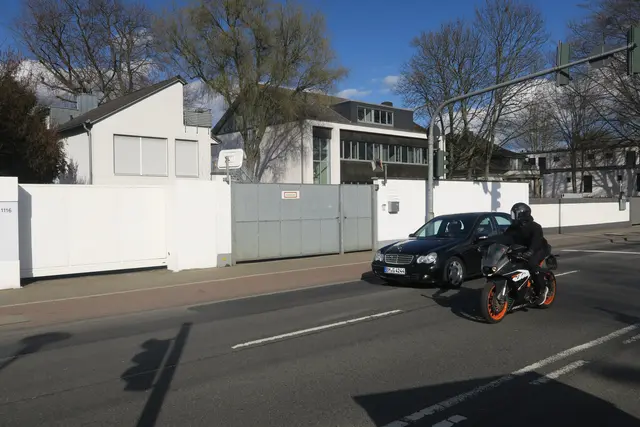 Gut gesichert ist das Tor zur Kita an der Aachener Straße zweifellos, doch der Hol- und Bringverkehr kann hier auch für unübersichtliche Situationen sorgen. | Foto: Hermans