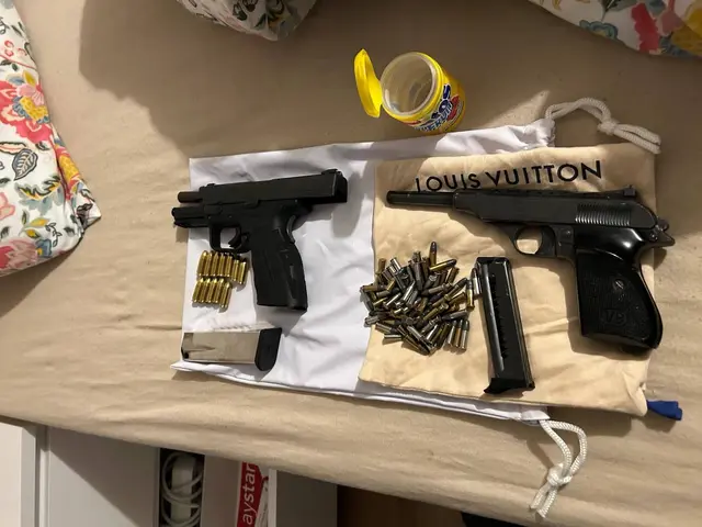 Waffen und Munition stellten die Einsatzkräfte sicher. | Foto: Zoll Köln