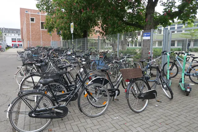 In „zweiter Reihe“ werden die Räder vor dem Haupteingang zu den Gymnasien ohnehin schon abgestellt, allerdings ungeordnet.  | Foto: Hermans