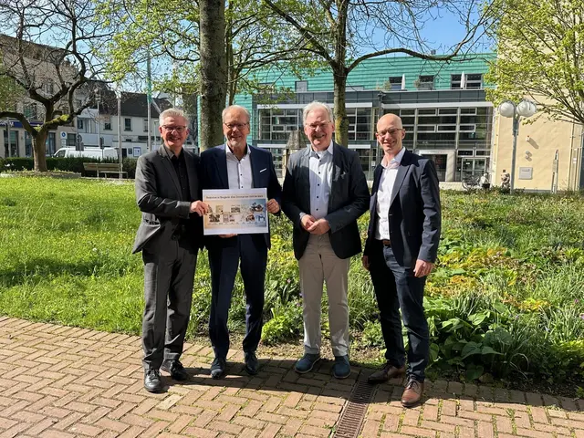 Die Kreisstadt Bergheim überlässt dem Förderverein Kapelle Bethlehem einen Teil der Fläche im Fortunafeld für eine geplante Erinnerungsstätte. Auf dem Foto (v.l.) Uwe Ulbrich, Vorstand Förderverein Kapelle Bethlehem, Bürgermeister Volker Mießeler,  Johannes Hübner,  Vorstand Förderverein Kapelle Bethlehem , Dominik Göbel, Abteilungsleiter Liegenschaften Kreisstadt Bergheim. | Foto: Kreisstadt Bergheim