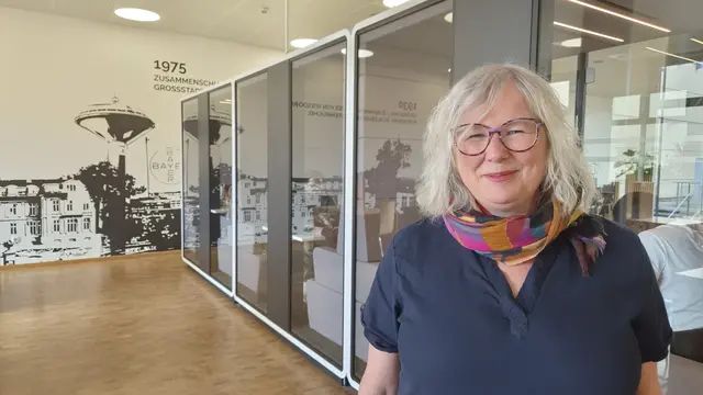 Der Lernort in der Stadtbibliothek Leverkusen wurde bereits im Oktober vergangenen Jahres im Rahmen des „Bayer 04 hilft“-Tages optisch verschönert und aufgewertet. Neben Einzel- und Gruppentischen stehen dort künftig auch drei sogenannte Lernstudios zur Verfügung. Diese bieten Kleingruppen die Möglichkeit, in geschlossener und ruhiger Atmosphäre konzentriert zu arbeiten und schaffen zusätzliche Rückzugsorte für effektives Lernen, erläutert Bibliothekschefin Eva-Marie Urban. Foto: Gabi Knops-Feiler