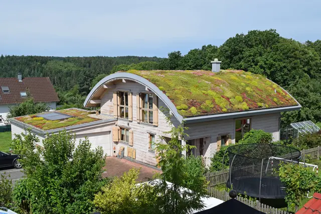 Die positiven Auswirkungen auf die CO2-Emissionen sind bei einer Dachbegrünung nicht zu unterschätzen: Zum einen wird CO2 bei einer begrünten Fläche in der Vegetation gebunden, zum anderen wird der CO2-Ausstoß durch Energieeinsparungen gemindert. Foto: DJD/Bundesverband GebäudeGrün