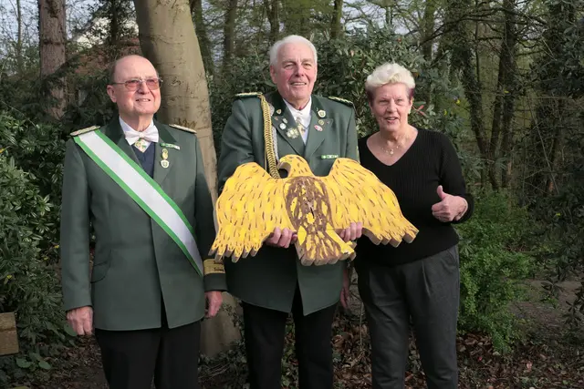 Jubiläumskaiser Gerrit Demonie (M.) mit seiner Ehefrau Monika (r.) und dem ehemaligen Jubiläumskaiser Theo Niedenhof (l.). Foto: Schützen Refrath