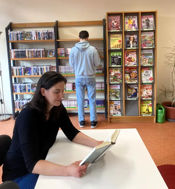 Die jüngsten Entwicklungen stimmen vorsichtig optimistisch. Die Ausleihen sind zuletzt gestiegen, das Interesse an der Stadtbibliothek in Schlebusch wächst. Und vielleicht sorgt gerade die aktuelle Diskussion dafür, dass viele Bürger die Einrichtung überhaupt erst entdecken. Foto: Insa Flothow