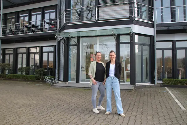 Daniela Bussmann, Buchhalterin und Personalerin aus Much, und Alexandra Metzner, Agrar-Ingenieurin, ebenfalls aus Much, sind die beiden Gründerinnen der Montessori-Schule Bergisches Land, die bereits zum Schuljahr 2026/27 in einem ehemaligen Bürokomplex in Overath-Immekeppel eröffnen soll. Foto: Flick 