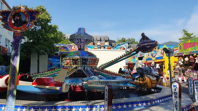 Vergnügungen für Kinder und Erwachsene sind auf der Rheindorfer Frühlingskirmes angesagt, die vom 24. bis 26. April auf den Festplatz an der Ecke Solinger Straße/Felderstraße zurückkehrt. Foto: Gabi Knops-Feiler