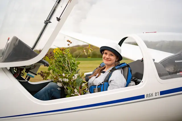 Nach der Landung gibt es einen Strauß | Foto: Luftsportclub Erftland e.V.