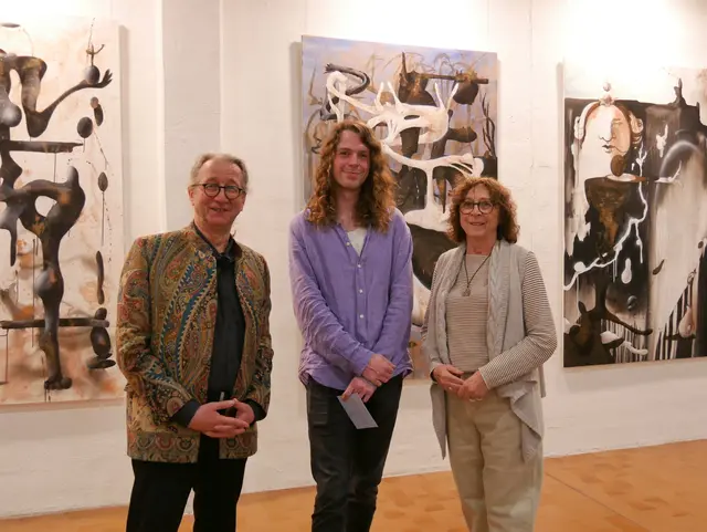 Der Bonner Künstler Moritz Kral bei der Vernissage seiner Ausstellung "blue bones", umrahmt von Kunsthistoriker Dr. Josef Gülpers, der einführende Worte sprach, und Margot Keila, Vorsitzende des Kunstvereins Wesseling e.V. | Foto: Anita Brandtstäter