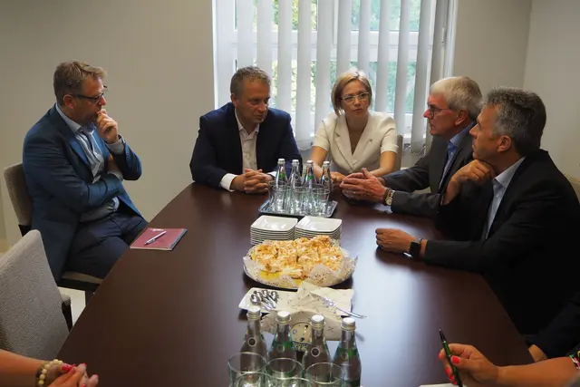 Das Foto Arbeitstreffen zeigt ein aktuelles Arbeitstreffen zum Gesprächsaustausch zwischen Landrat Sebastian Schuster (2.v.r.), Bildungsdezernent Thomas Wagner (1.v.l.) und Landrat Tomasz Gabrysiak (2.v.l.).  | Foto: Rhein-Sieg-Kreis