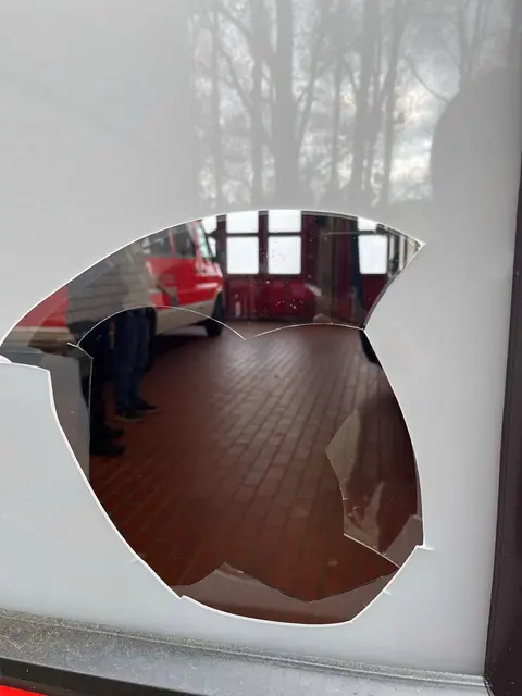 Unbekannte drangen in das Feuerwehrhaus Am Wallgraben ein. Foto: Polizei RBK