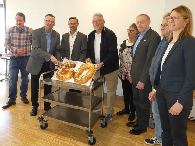 Im Kreis der Vorstandskollegen schnitt der Vorsitzende Stefan Groß eine Jubiläumsbrezel an. | Foto: Gast