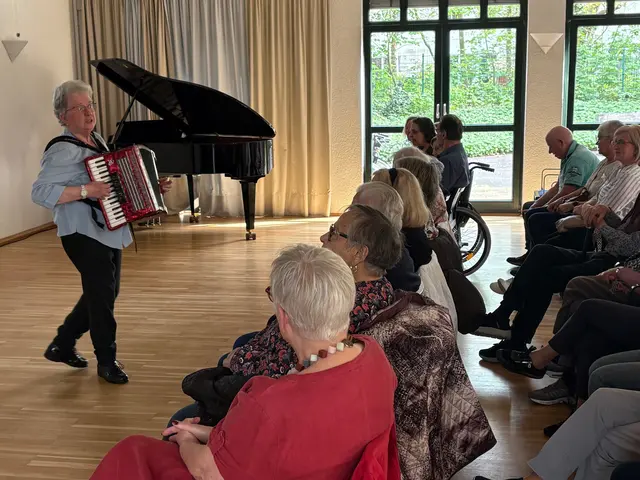Monika Thelen an der "Quetsch" läutet eine Schunkelrunde mit bekannten Liedern ein.  | Foto: Andrea Floß