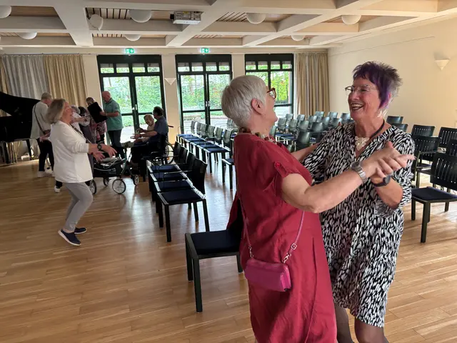 Nach der Eröffnung war noch Zeit für einen Gang durch die Ausstellung nebst Kaffee und Kuchen. Moderatorin Christa Wolf und Judith Schmitz wagen noch ein Tänzchen.   | Foto: Andrea Floß