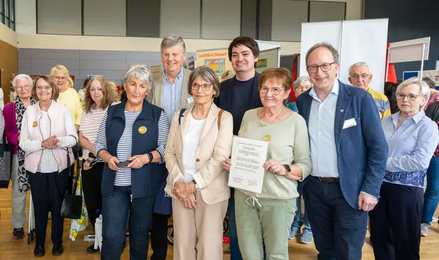 Die Ursula-Lehr-Medaille geht an den Verein „Lichtblick Hennef“. Vereinsmitglieder mit Hans Peter Lindlar (hi., l.), Bürgermeister Mario Dahm (hi., M.) und Thomas Wallau (r.). | Foto: Foto: Heimermann