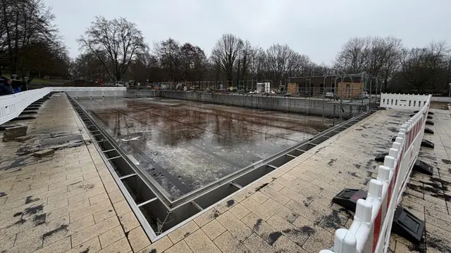 So sieht es vor Ort aus - das neue Becken aus Edelstahl ist montiert. Die Pumpen zur Wasser Umwälzung wurden gestohlen. Bild Stadt Frechen. 