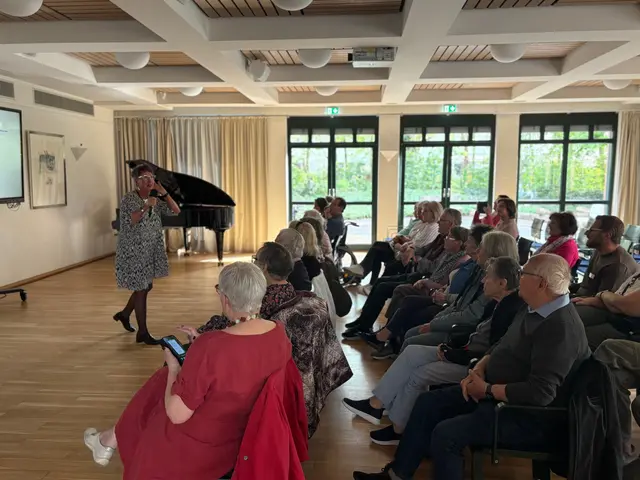 Beim Mitsingkonzert der Lokalen Allianz für Menschen mit Demenz ließ Judith Schmitz ihr Publikum in die Vergangenheit eintauchen | Foto: Andrea Floß