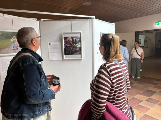 "Zeitreise - Wenn die Erinnerung erwacht" ist Titel einer Ausstellung mit Geschichtenwerkstatt, die noch bis zum 8. Mai im Anton-Heinen-Haus in Bergheim zu sehen ist.  | Foto: Andrea Floß