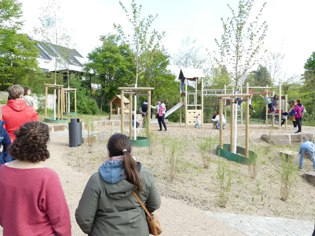 Die Kinder hatten den Kinderspielplatz im Nu erobert und belagerten, von den glücklichen Eltern beobachtet, die verschiedenen Spielgeräte.  | Foto: Gast