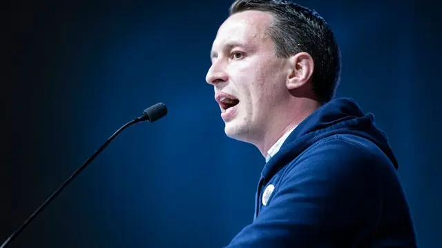 Der rechtsextreme Bundesabgeordnete Matthias Helferich wird dem völkischen Flügel der AfD zugerechnet. Der Vertraute von Björn Höcke spricht am Dienstag, 28. April, beim Bürgerdialog der Brühler AfD im Clemens August-Forum.  | Foto: Foto   ARD Fotogalerie