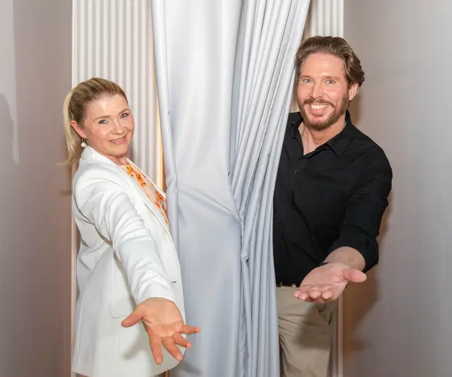 Jessica und Carsten Schröder haben „Stockholm Stories“ in der Bensberger Schloßstraße eröffnet.  | Foto: Axel König