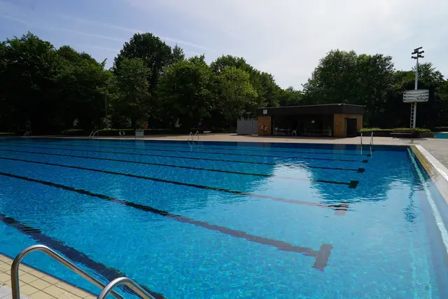 Ein Bild aus besseren Tagen: Das Schwimmerbecken noch mit Fliesenspiegel und Wachturm.  | Foto: Archiv/Stadt Frechen