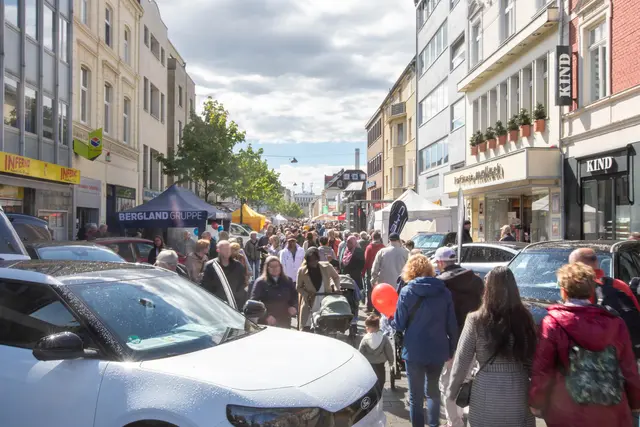 Die E-Mobilität- und Fahrradmesse der IG-Stadtmitte und der Becom reichte bis zur Rhein Berg-Galerie. Foto: Axel König
