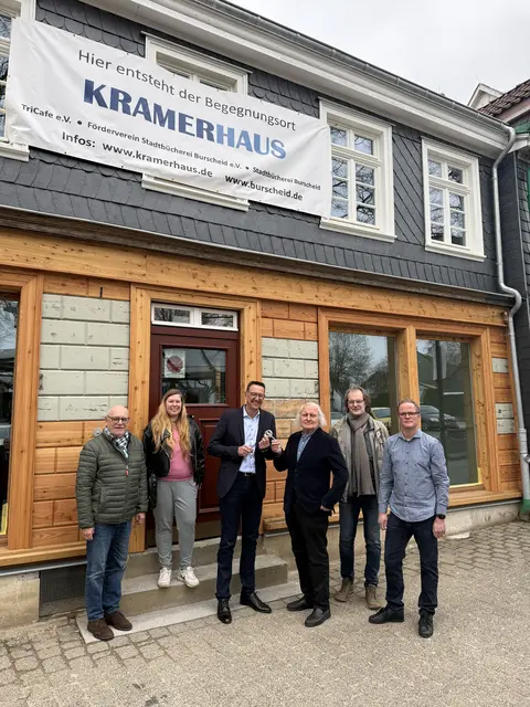 Schlüsselübergabe im Kramerhaus (v.l.) Michael Corts (TriCafé e. V.), Nathalie Kelder, Förderverein Stadtbücherei Burscheid e.V., Bürgermeister Dirk Runge, Frieder J. Heinz und Daniel Hein vom Architekturbüro Frieder J. Heinz und Sebastian Solbach vom Amt für Gebäudemanagement. Foto: Stadt Burscheid