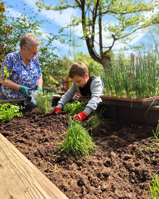 In Aktion: Die Vorsitzende des Seniorenbeirats, Heidi Meurer, gemeinsam mit einem Schüler der Schulgarten-AG. Foto: Stadt Rösrath