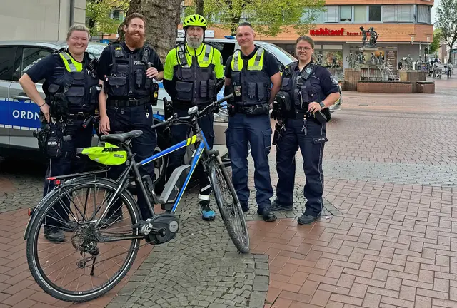 Gemeinsamer Präsenzeinsatz durch Polizei und Ordnungsamt in der Frechener Innenstadt. | Foto: Stadt Frechen