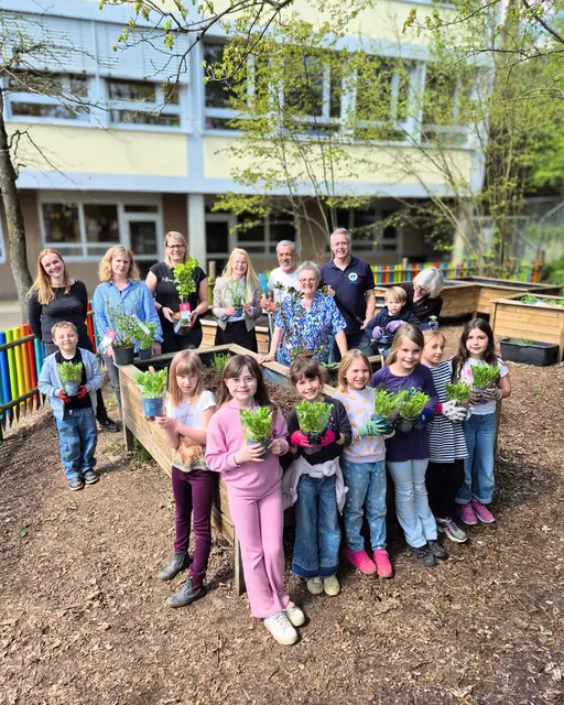 Gruppenbild anlässlich der gemeinsamen Pflanzaktion: Durch eine Spende des Lions Club Rösrath konnten Saatgut und Erde angeschafft werden, um gemeinschaftlich die Hochbeete zu bepflanzen. Foto: Stadt Rösrath