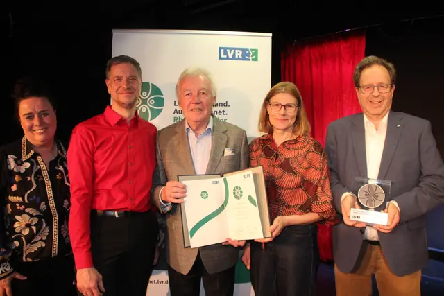 Bei der Preisverleihung auf der Bühne des Theaters anwesend waren: Brigitta Opiela, stellvertretende Bürgermeisterin der Stadt Bergisch Gladbach, Christoph Overbeck, Vorsitzender des Vereins Theas Theaterschule und Theater e.V.), Dr. Jürgen Wilhelm, stellvertretender Vorsitzender der Landschaftsversammlung Rheinland, Intendantin Claudia Timpner und Peter Lautz, stellvertretender Landrat des Rheinisch-Bergischen Kreises (v.l.). Foto: Flick