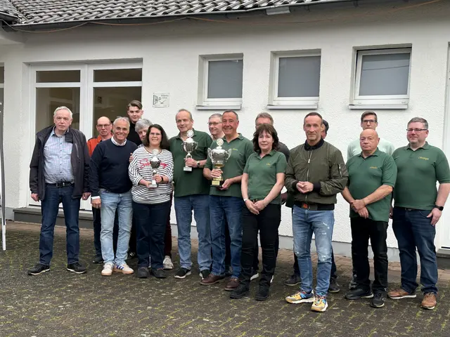 Die drei siegreichen Bruderschaften aus Niederembt, Giesendorf und Elsdorf mit ihren Pokaltrophäen.  | Foto: Stadt Elsdorf