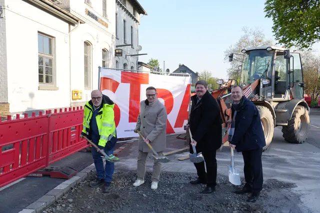Die ersten Spatenstiche zur Neugestaltung des Bahnhofsvorplatzes führten (v.l.) Tiefbauamtsleiter Ludger Steffen, Peter Bruckes, Technischer Leiter der STRABAG AG, Bürgermeister Maurice Winter sowie Holger Fritsch, Fachbereichsleiter ÖPNV-Investitionsförderung bei go.Rheinland, aus. Foto: Stadt Leichlingen