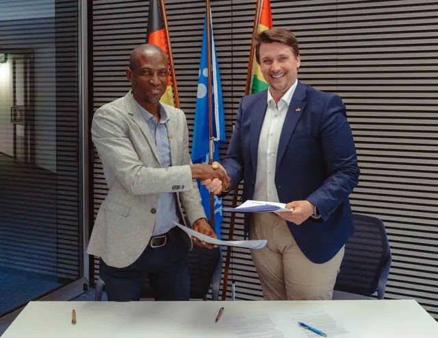 Ismail Zagoon-Saeed (Municipal Chief Executive Elmina) und Bürgermeister Alexander Biber nach Unterzeichnung des Memorandums. | Foto: Stadt Troisdorf