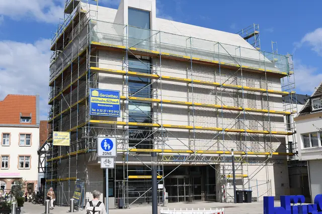 Im Haushalt der Stadt klafft ein gewaltiges Loch. In der Bürgerschaft und der Politik wächst der Unmut über das Fiasko Rathausanbau. Allein das Gerüst kostet nach einem Jahr 125.000 Euro. | Foto: Foto Brodüffel